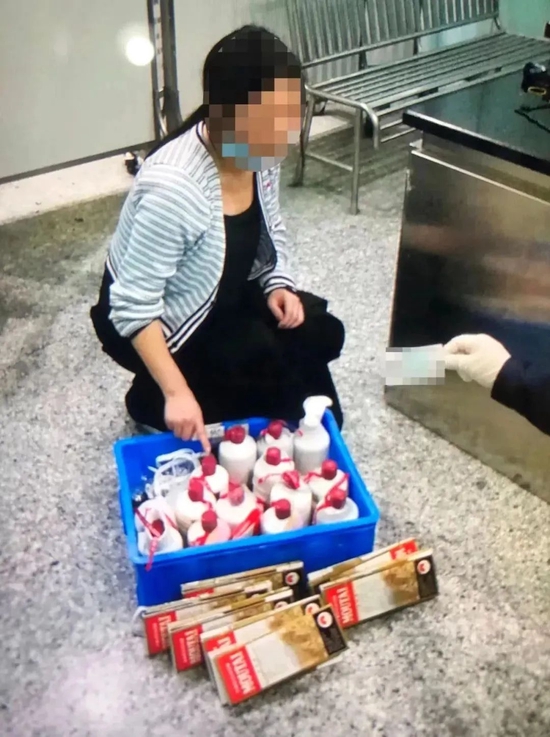 腿绑14瓶茅台酒的“飞茅腿”女子，揭开了中国白酒走向国际的困境