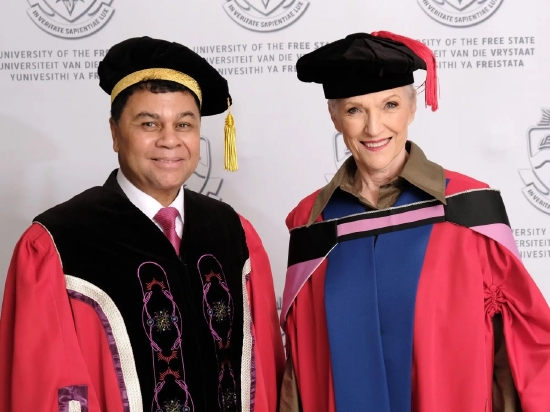 马斯克母亲被南非自由州大学授予荣誉博士学位 马斯克：恭喜！