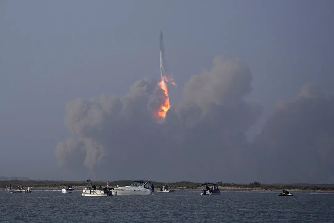 SpaceX星舰在发射升空3分钟后爆炸，现场视频→
