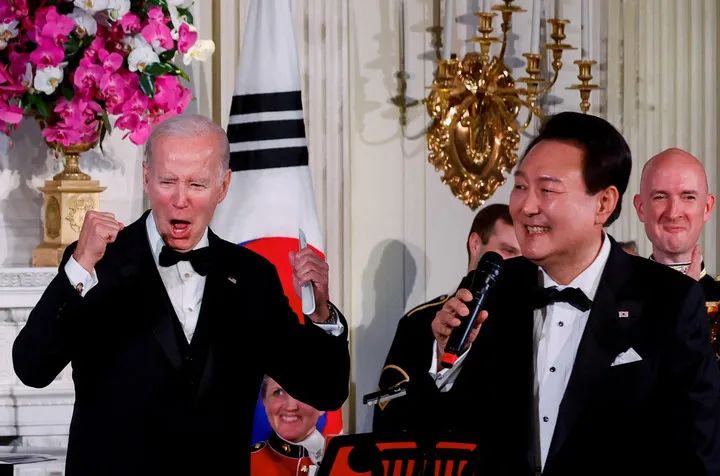 韩总统尹锡悦白宫献唱，拜登都被“惊”到了……