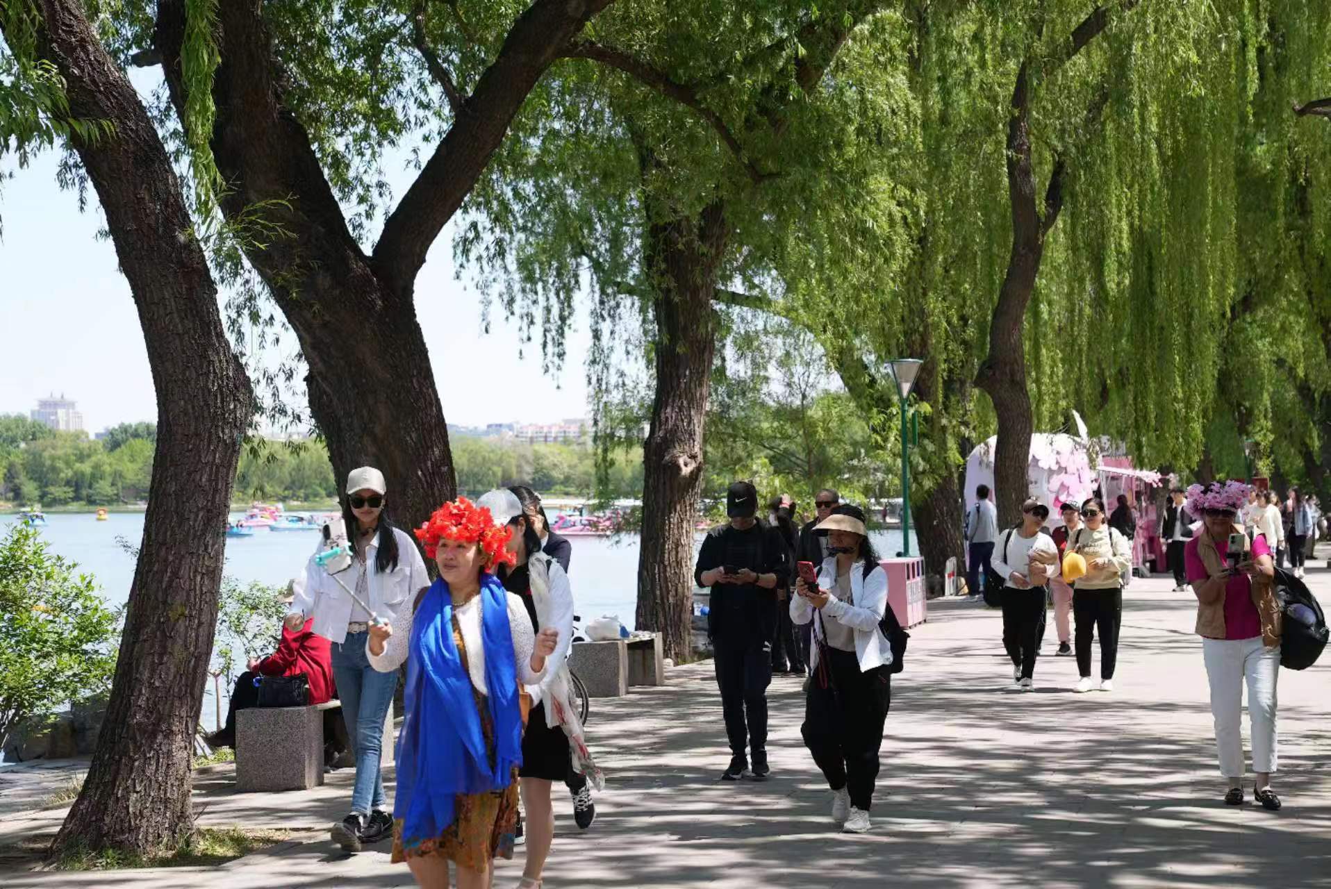 小长假前三天，北京全市公园共接待游客526万人次