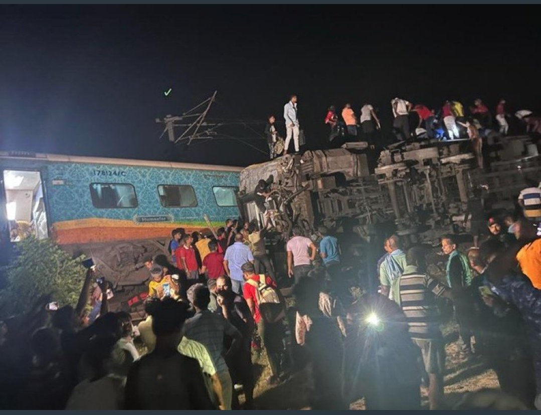 突发！印度两列火车相撞 事故造成至少50人死亡300人受伤