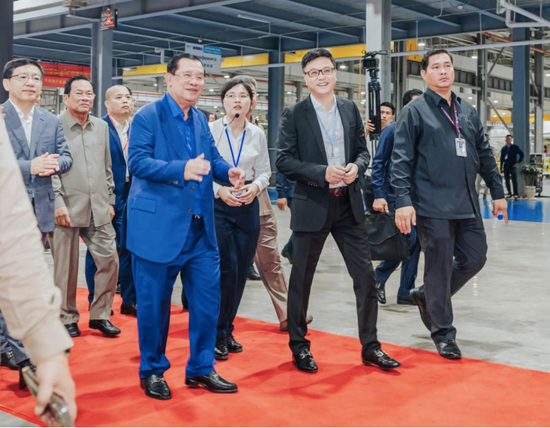 柬埔寨首相洪森出席绿地承建的通用轮胎项目开业庆典