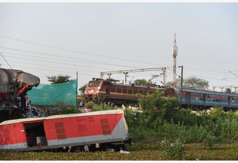 铁路一年花300亿美元！印度投巨资搞基建，为何仍惨剧不断