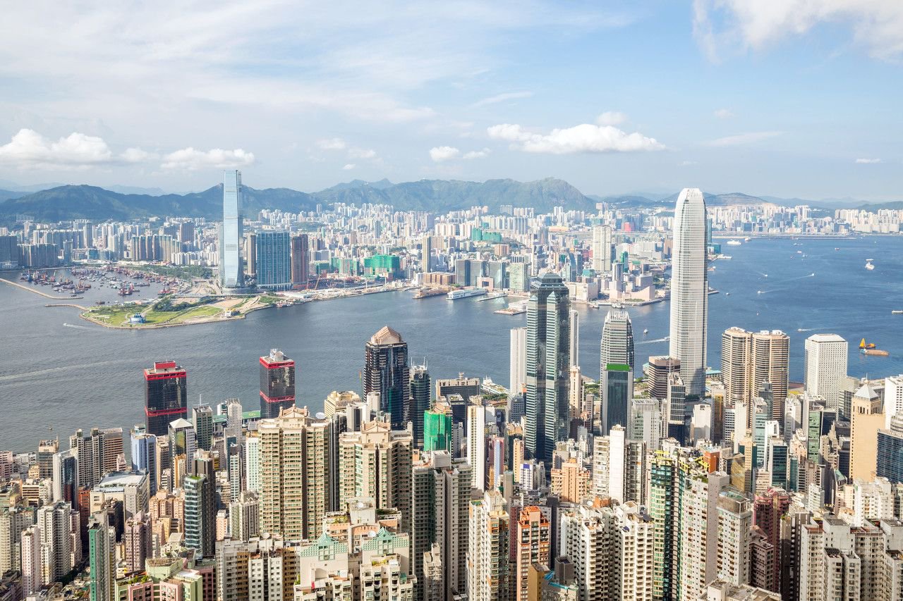 内地买家搅动香港楼市，冯小刚离场净赚6000万港元，豪宅成交量大涨