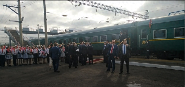 俄媒：金正恩乘专列抵达滨海边疆区一火车站，俄官员迎接